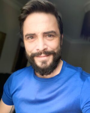 Ahmet Kural Instagram - 2 Nisan Dünya Otizm Farkındalık Günü!  Sensiz olmaz! Sen de bugün mavi giy ya da mavi bir obje ile sosyal medya hesabından #otizmemaviışıkyak etiket ile fotoğrafını ya da mesajını paylaş; otizmin farkında, onların yanında olduğunu göster #otizmemaviışıkyak #2Nisan #2nisandünyaotizmfarkındalıkgünü #autismawarenessday @tohumotizm