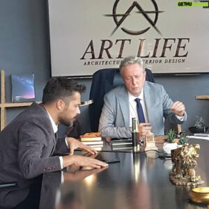 Ahmet Somers Instagram - @anililter 
@sencalkapimi
@mfyapimtelevizyonvefilmcilik