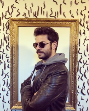 Ahmet Tansu Taşanlar Instagram - fotoğraftaki şahsı sanat galerisi ve müzelerden uzak tutunuz.

#tbt

@emresizlik 🤦🏻‍♂️😂