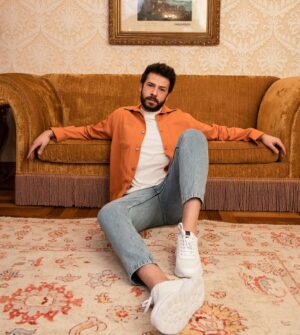 Ahmet Tansu Taşanlar Instagram - biri de çıkıp demedi ki storyde kalmasın. 

@moodboardmags

Fotoğraf: Enes Kahraman @eneskahraman
Saç: Neşe Kaya @makeupnesekaya
Styling: Hasan Özay @byhassanozay
Röportaj : Akın Özışık @akin.ozisik 
Mekan: @crowneplazaistanbuloldcity
Kostüm:@antiochmen 
Ayakkabı: @ilvi_official