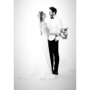 Ahmet Tansu Taşanlar Instagram - seninle tanıştıktan bir hafta sonra abimi arayıp “evleneceğim kadınla tanıştım” demiştim.. üstünden 10 sene geçti, sevgililiğimiz bir ömür sürecek biliyorum, ama senin kocan olmak da bambaşka bir hismiş @oyaunustasi 
güzel denizkızım 💙

ve bir miktar teşekkürüm var, önce ailelerimize, iyi ki sizin oğlunuz, kardeşiniz, abiniz, yeğeniniz olmuşum.. varlığınıza bin şükür..
değerli eşimin değerli ailesi sizlere sonsuz teşekkür ederim bu kadar muhteşem bir evlat yetiştirdiğiniz ve bizi birbirimize emanet ettiğiniz için 💙

yanımızda olan, olamayan, telefonlarıyla, mesajlarıyla mutluluğumuzu paylaşan bütün dostlara sonsuz teşekkürler..

bu organizasyonun her anında bize destek olup üzerimizden yük alan güzel çift @jasmine.cayyolu @taylandalaran 
ve güzel ekibine @creaorganizasyon  @gulsah.1.9.0.3 çok teşekkürler 🙏🏻

ps. canım küçüğüm @pelliope her anımızda ne arasak sen buldun oh be.. yaşasın abi olmak💙
