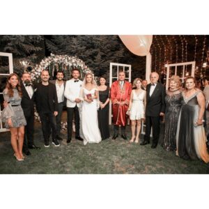 Ahmet Tansu Taşanlar Instagram - seninle tanıştıktan bir hafta sonra abimi arayıp “evleneceğim kadınla tanıştım” demiştim.. üstünden 10 sene geçti, sevgililiğimiz bir ömür sürecek biliyorum, ama senin kocan olmak da bambaşka bir hismiş @oyaunustasi 
güzel denizkızım 💙

ve bir miktar teşekkürüm var, önce ailelerimize, iyi ki sizin oğlunuz, kardeşiniz, abiniz, yeğeniniz olmuşum.. varlığınıza bin şükür..
değerli eşimin değerli ailesi sizlere sonsuz teşekkür ederim bu kadar muhteşem bir evlat yetiştirdiğiniz ve bizi birbirimize emanet ettiğiniz için 💙

yanımızda olan, olamayan, telefonlarıyla, mesajlarıyla mutluluğumuzu paylaşan bütün dostlara sonsuz teşekkürler..

bu organizasyonun her anında bize destek olup üzerimizden yük alan güzel çift @jasmine.cayyolu @taylandalaran 
ve güzel ekibine @creaorganizasyon  @gulsah.1.9.0.3 çok teşekkürler 🙏🏻

ps. canım küçüğüm @pelliope her anımızda ne arasak sen buldun oh be.. yaşasın abi olmak💙