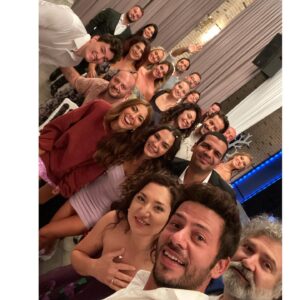 Ahmet Tansu Taşanlar Instagram - seninle tanıştıktan bir hafta sonra abimi arayıp “evleneceğim kadınla tanıştım” demiştim.. üstünden 10 sene geçti, sevgililiğimiz bir ömür sürecek biliyorum, ama senin kocan olmak da bambaşka bir hismiş @oyaunustasi 
güzel denizkızım 💙

ve bir miktar teşekkürüm var, önce ailelerimize, iyi ki sizin oğlunuz, kardeşiniz, abiniz, yeğeniniz olmuşum.. varlığınıza bin şükür..
değerli eşimin değerli ailesi sizlere sonsuz teşekkür ederim bu kadar muhteşem bir evlat yetiştirdiğiniz ve bizi birbirimize emanet ettiğiniz için 💙

yanımızda olan, olamayan, telefonlarıyla, mesajlarıyla mutluluğumuzu paylaşan bütün dostlara sonsuz teşekkürler..

bu organizasyonun her anında bize destek olup üzerimizden yük alan güzel çift @jasmine.cayyolu @taylandalaran 
ve güzel ekibine @creaorganizasyon  @gulsah.1.9.0.3 çok teşekkürler 🙏🏻

ps. canım küçüğüm @pelliope her anımızda ne arasak sen buldun oh be.. yaşasın abi olmak💙