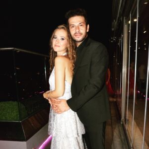Ahmet Tansu Taşanlar Instagram - bir ömür seninle ❤️

kına teeebeetesii ne var biraz geç kaldıysam.. 

ve ne olmuş heyecandan uyuyamadıysam…