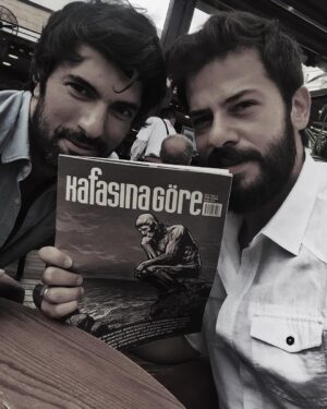 Ahmet Tansu Taşanlar Instagram - Bayramda elini öptüm bayram hediyesi kafasınagöre 4.sayı.. nerde o eski bayramlar Akyürek?