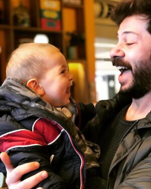 Ahmet Tansu Taşanlar Instagram - sevdiklerinizle hep kahkaha attığınız sağlık ve huzur dolu bi yıl olsun #2019 
#happynewyear