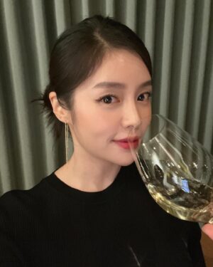 Ahn Chae-mi Instagram - 아이폰이 추천으로 뜨게해준 사진인데 벌써 일년이 넘었네 @limetable 도연언니랑 나랑😍🍷