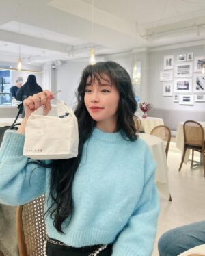 Ahn Chae-mi Instagram - 오랜만에 오빠 만나서 신났쟈낭🫶🏻 핫한데서 빠빠먹고 핫한 소금빵도 사줘서 더 신났쟈낭🥐 #보보식당 #자연도소금빵 #리암스케이커리