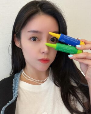 Ahn Chae-mi Instagram - 요즘 피곤하면 기운빠지고.. 졸립고.. 피부까지 푸석해져서 스트레스였는데..🥲 평소에도 제가 믿고 챙겨먹는 #조아제약 에서 두가지를 동시에 해결해줄 수 있는 #제품 이 출시되었어요🫶🏻 @choa_pharm 

⭕️먼저 조아제약의 똑 부러진 해결책 #조아아르기닌맥스 !

✔️갓생 에너지를 위한 고함량 아르기닌(L-아르지닌6200mg)
✔️프로 갓생러를 위한 흡수 시너지 배합
✔️갓생 필수템! 원터치 특허앰플
✔️건강한 갓생을 위한 첨가물 부형제 8無 
✔️맛생 맛사! 맛있는 블루베리 맛
✔️믿을 수 있는 전문 제조 시설

🔺point 01.
아르기닌은 음식으로도 보충이 가능하지만, 섭취 시 38%가 즉시 분해되고, 나머지는 다른 아미노산들과의 흡수경쟁에 밀려 체내 흡수율이 낮기 때문에 부족한 아르기닌을 보충해 주는 것이 좋습니다.
🔺point 02.
아르기닌, 오르니틴, 시트롤린은 체내 요소회로의 주요 성분으로 서로 상호작용을 하여 체내 암모니아 배출 및 젖산 축적을 억제하는 등의 시너지 효과를 낸다고 알려져 있습니다.
🔺point 03.
새콤한 블루베리 맛!
블루베리농축액을 첨가해 아르기닌 특유의 쓰고 비린 맛을 없앤 액상 음료입니다.

⭕️그리고 #봄처녀뷰티마인센텔라

여기에 해당되면 꼭 주목하세요! 이런 고민 해보신분들 많죠?
▪️얼굴이 자주 붉어져요.
▪️피부가 민감해서 고민이에요.
▪️피부가 너무 피곤해 보여요.
▪️맑고 깨끗한 자신감이 필요해요.
▪️꾸준히 피부를 관리하고 싶어요.

하루 한 번, 마시는 피부 루틴으로 바르기만 하지 말고 하루 1앰플로 속까지 채우세요!

✔️병풀&사철쑥 자연에서 얻은 건강 루틴
✔️초저분자콜라겐&엘라스틴 피부에서 찾은 탄탄 루틴
✔️화이트 토마토 자외선도 피해간 투명 루틴
✔️이유있는 배합 최정예 군단의 완벽 루틴
✔️원터치 특허 앰플 조아제약이 만든 간편 루틴
✔️부형제 9류 불필요함을 줄인 안전 루틴
✔️건강한 사과맛 당 ZERO 상큼 루틴
✔️믿을수 있는 제조시설 깐깐한 제조로 공정 루틴

🔺point 01.
자연에서 얻은 건강 루틴 국내산 병풀&사철쑥 
봄처녀 뷰티마인 센텔라는 국내산 병풀추출물과 국내산 사철쑥추출물 원료를 사용했습니다.
🔺point 02.
피부에서 찾은 탄탄 루틴
초저분자 콜라겐 & 엘라스틴
봄처녀 뷰티마인 센텔라는 진피의 구성성분인 콜라겐과 엘라스틴을 함께 담았습니다.
🔺point 03.
자외선도 피해간 투명 루틴 화이트 토마토
봄처녀 뷰티마인 센텔라는 스스로 자외선을 차단하는 화이트 토마토를 함께 담았습니다.
🔺point 04.
최정예 군단의 완벽 루틴
이유있는 최적의 배합 봄처녀 뷰티마인 센텔라는 꼭 필요한 성분만 균형있는 배합으로 담았습니다.
🔺point 05.
당 ZERO 상큼 루틴 건강한 사과맛! 
봄처녀 뷰티마인 센텔라는 당류 0%로 건강하게 사과맛을 냈습니다.

조아제약이 만든 간편 루틴 #원터치 특허 #앰플 로 더 안전하게, 더 간편하게! 불필요함을 줄인 안전 루틴과 깐깐한 제조로 공정 루틴 믿을 수 있는 제조시설로 우리 모두 다함께 #조아아르기닌맥스 와 #봄처녀뷰티마인센텔라 마시고 #건강 과 #뷰티 까지 챙겨보아요😘✨

#아르기닌맥스 #마인센텔라 #건강보조제 #건강음료 #광고 #협찬