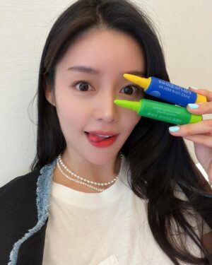 Ahn Chae-mi Instagram - 요즘 피곤하면 기운빠지고.. 졸립고.. 피부까지 푸석해져서 스트레스였는데..🥲 평소에도 제가 믿고 챙겨먹는 #조아제약 에서 두가지를 동시에 해결해줄 수 있는 #제품 이 출시되었어요🫶🏻 @choa_pharm 

⭕️먼저 조아제약의 똑 부러진 해결책 #조아아르기닌맥스 !

✔️갓생 에너지를 위한 고함량 아르기닌(L-아르지닌6200mg)
✔️프로 갓생러를 위한 흡수 시너지 배합
✔️갓생 필수템! 원터치 특허앰플
✔️건강한 갓생을 위한 첨가물 부형제 8無 
✔️맛생 맛사! 맛있는 블루베리 맛
✔️믿을 수 있는 전문 제조 시설

🔺point 01.
아르기닌은 음식으로도 보충이 가능하지만, 섭취 시 38%가 즉시 분해되고, 나머지는 다른 아미노산들과의 흡수경쟁에 밀려 체내 흡수율이 낮기 때문에 부족한 아르기닌을 보충해 주는 것이 좋습니다.
🔺point 02.
아르기닌, 오르니틴, 시트롤린은 체내 요소회로의 주요 성분으로 서로 상호작용을 하여 체내 암모니아 배출 및 젖산 축적을 억제하는 등의 시너지 효과를 낸다고 알려져 있습니다.
🔺point 03.
새콤한 블루베리 맛!
블루베리농축액을 첨가해 아르기닌 특유의 쓰고 비린 맛을 없앤 액상 음료입니다.

⭕️그리고 #봄처녀뷰티마인센텔라

여기에 해당되면 꼭 주목하세요! 이런 고민 해보신분들 많죠?
▪️얼굴이 자주 붉어져요.
▪️피부가 민감해서 고민이에요.
▪️피부가 너무 피곤해 보여요.
▪️맑고 깨끗한 자신감이 필요해요.
▪️꾸준히 피부를 관리하고 싶어요.

하루 한 번, 마시는 피부 루틴으로 바르기만 하지 말고 하루 1앰플로 속까지 채우세요!

✔️병풀&사철쑥 자연에서 얻은 건강 루틴
✔️초저분자콜라겐&엘라스틴 피부에서 찾은 탄탄 루틴
✔️화이트 토마토 자외선도 피해간 투명 루틴
✔️이유있는 배합 최정예 군단의 완벽 루틴
✔️원터치 특허 앰플 조아제약이 만든 간편 루틴
✔️부형제 9류 불필요함을 줄인 안전 루틴
✔️건강한 사과맛 당 ZERO 상큼 루틴
✔️믿을수 있는 제조시설 깐깐한 제조로 공정 루틴

🔺point 01.
자연에서 얻은 건강 루틴 국내산 병풀&사철쑥 
봄처녀 뷰티마인 센텔라는 국내산 병풀추출물과 국내산 사철쑥추출물 원료를 사용했습니다.
🔺point 02.
피부에서 찾은 탄탄 루틴
초저분자 콜라겐 & 엘라스틴
봄처녀 뷰티마인 센텔라는 진피의 구성성분인 콜라겐과 엘라스틴을 함께 담았습니다.
🔺point 03.
자외선도 피해간 투명 루틴 화이트 토마토
봄처녀 뷰티마인 센텔라는 스스로 자외선을 차단하는 화이트 토마토를 함께 담았습니다.
🔺point 04.
최정예 군단의 완벽 루틴
이유있는 최적의 배합 봄처녀 뷰티마인 센텔라는 꼭 필요한 성분만 균형있는 배합으로 담았습니다.
🔺point 05.
당 ZERO 상큼 루틴 건강한 사과맛! 
봄처녀 뷰티마인 센텔라는 당류 0%로 건강하게 사과맛을 냈습니다.

조아제약이 만든 간편 루틴 #원터치 특허 #앰플 로 더 안전하게, 더 간편하게! 불필요함을 줄인 안전 루틴과 깐깐한 제조로 공정 루틴 믿을 수 있는 제조시설로 우리 모두 다함께 #조아아르기닌맥스 와 #봄처녀뷰티마인센텔라 마시고 #건강 과 #뷰티 까지 챙겨보아요😘✨

#아르기닌맥스 #마인센텔라 #건강보조제 #건강음료 #광고 #협찬