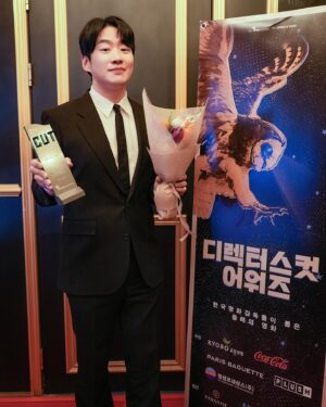 Ahn Jae-hong Instagram - ⠀
디렉터스컷 어워즈에서 시리즈 부문 올해의 남자 배우상을 받았습니다. 감독님들이 직접 주신 상이라 더없이 영광스럽고 기쁜 마음입니다. 저만의 길을 더 꿋꿋이 걸어가야겠다는 마음이 듭니다.
정말 감사합니다.

#마스크걸 #주오남 #🥳 
⠀