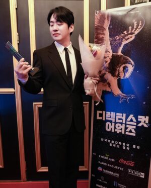 Ahn Jae-hong Instagram - ⠀
디렉터스컷 어워즈에서 시리즈 부문 올해의 남자 배우상을 받았습니다. 감독님들이 직접 주신 상이라 더없이 영광스럽고 기쁜 마음입니다. 저만의 길을 더 꿋꿋이 걸어가야겠다는 마음이 듭니다.
정말 감사합니다.

#마스크걸 #주오남 #🥳 
⠀