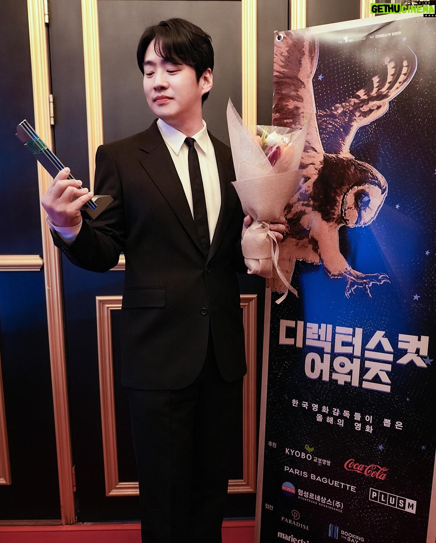 Ahn Jae-hong - 19.3K Likes - ⠀
디렉터스컷 어워즈에서 시리즈 부문 올해의 남자 배우상을 받았습니다. 감독님들이 직접 주신 상이라 더없이 영광스럽고 기쁜 마음입니다. 저만의 길을 더 꿋꿋이 걸어가야겠다는 마음이 듭니다.
정말 감사합니다.
#마스크걸 #주오남 #🥳
⠀