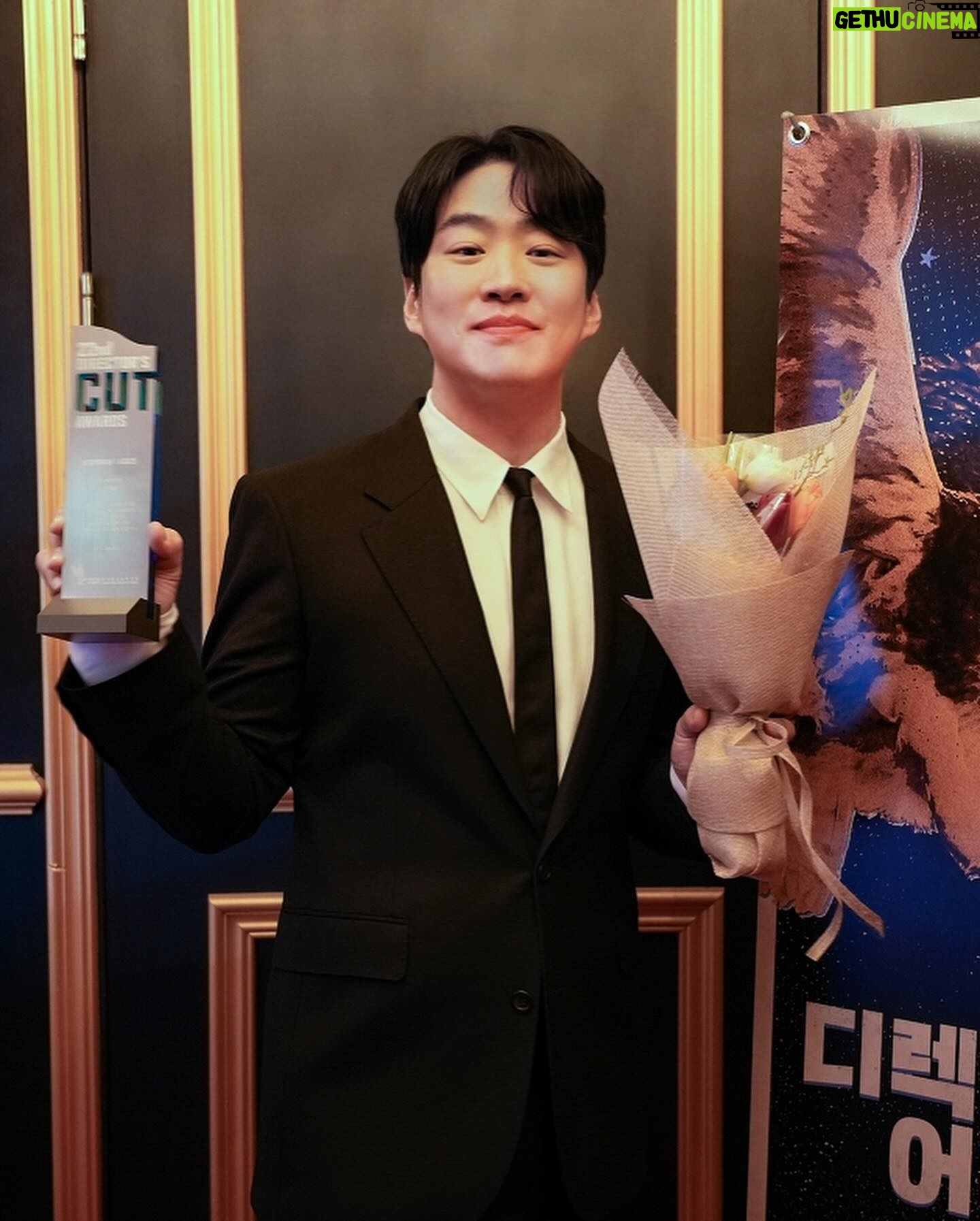 Ahn Jae-hong - 19.3K Likes - ⠀
디렉터스컷 어워즈에서 시리즈 부문 올해의 남자 배우상을 받았습니다. 감독님들이 직접 주신 상이라 더없이 영광스럽고 기쁜 마음입니다. 저만의 길을 더 꿋꿋이 걸어가야겠다는 마음이 듭니다.
정말 감사합니다.
#마스크걸 #주오남 #🥳
⠀
