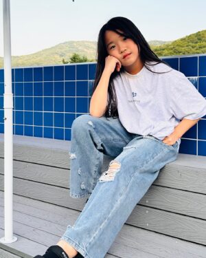 Ahn Se-bin Instagram - 올 여름!! 
세빈인 R10U 오버핏 스타일로 연출해 보려 해요 
#각도의중요성😎 

‘심볼 카모 로고 티셔츠’

힙스러움과 동시에 다양한 스타일로 연출가능해서 
애정템이 될것같아요 ~~💕
소재가 부드러워 매일 입고 싶다는 세빈이 ~~🩶

With R10U ~🩶🤍🩶
➜ 심볼 카모 로고 티셔츠
  U2421T105

➜@r10u_officia
➜@r10u_celeb

#협찬 #R10U #r10u주니어 
#반팔바람막이 #아노락반팔셋업 #아이돌셔츠 #숏팬츠 #무신사 #오버핏 #초딩룩 #고학년 #안세빈 #아역배우