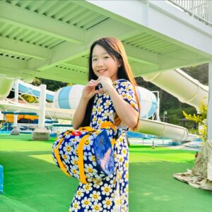 Ahn Se-bin Instagram - 워터샷 썸머 패스티벌이 다가오는 계절 여름!! ☀️😎⛱️
다가올 개장시기에 맞춰 준비해야 할때가 왔어용 !! 

대표적인 위글위글 브랜드의 디자인은 
한번보면 잊혀지지가 않아 ’아이덴티티‘ 라고 하죠 ^^*

시즌에 맞춰 ‘스마일 위 러브 더플백’ 이 나와 
다양한 활동과 편리함이 동시에!! 
아웃포켓이 있어 물병과 간식을 넣고 다니기에 밴딩으로 
안정감을 더해 안심되고,

우리아이 젖은상태로 돌아다니면 면역력 떨어지니 
어딜가도 한 눈에 찾아 볼수있게 
“ 타올지 비치 후드판초 필수템 아니겠냐구요!! ”

오후에는 선선하니 바람은 불어 감기 들지 않게 주위하고 
준비 다 되었으면 우리 물놀이 하러 가요~~*^^*
🤿💦⛱️

📍위글위글 
@wigglewiggle.official 

Maximal Happiness!
wiggle-wiggle.com

#제품협찬 #위글위글 #티올지비치후드판초 #타올 #스마일위러브더블팩 #키즈 #필수 #wiggle #happiness #summer #smile #kids #reels #kidsstyle #waterpark #안세빈