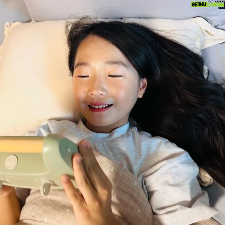 Ahn Se-bin - 777 Likes - my little morphee
프랑스육아법 마이리틀모페!!
2020년 프랑스에서 시작해 현재, 약 70만 이상의 가정에서 사용하고 있는 키즈 오디오 세빈이도 듣고 있는데 평소 공부하던 내용이 나오면 두배 효과✨
- 192개의 다양한 창작 동화, 명상 세션 & 음악 ASMR이 내장
- 🇫🇷🇺🇸🇬🇧🇰🇷 전문 원어민 성우가 녹음한 128개의 창작 동화
- 명상 시 사용할 수 있는 32개의 명상 세션
- 마음을 안정시킬 수 있는 16개의 마음안정 음악
- 16개의 자연의 소리와 백색소음
- 듣기 선행으로 귀트영 도움
아이들의 건강한 수면을 돕는 마이리틀모페
'영국식 영어, '미국식 영어' 그리고 '프랑스어'가 지원되어, 자연스럽게 정확한 발음으로 외국어 듣기에 익숙해지는 마이리틀모페
📍현대백화점 판교점, 더현대 서울점 마이리틀모페가 입점
@morphee.kr
홈페이지➜www.morphee.co.kr
스토어➜ (https://smartstore.naver.com/apsunfit)
#협찬 #마이리틀모페 #📻 #France #mylittlemorphee #프랑스육아법 #우리아이 #원어민영어 #선생님 #키즈오디오 #외국어교육 #숙면 #명상 #영어교육 #분리수면 #3살아기 #꿀잠 #🇫🇷 #🇺🇸#🇬🇧 #🇰🇷 #정국 #jungkook #neverletgo #안세빈 #sebin