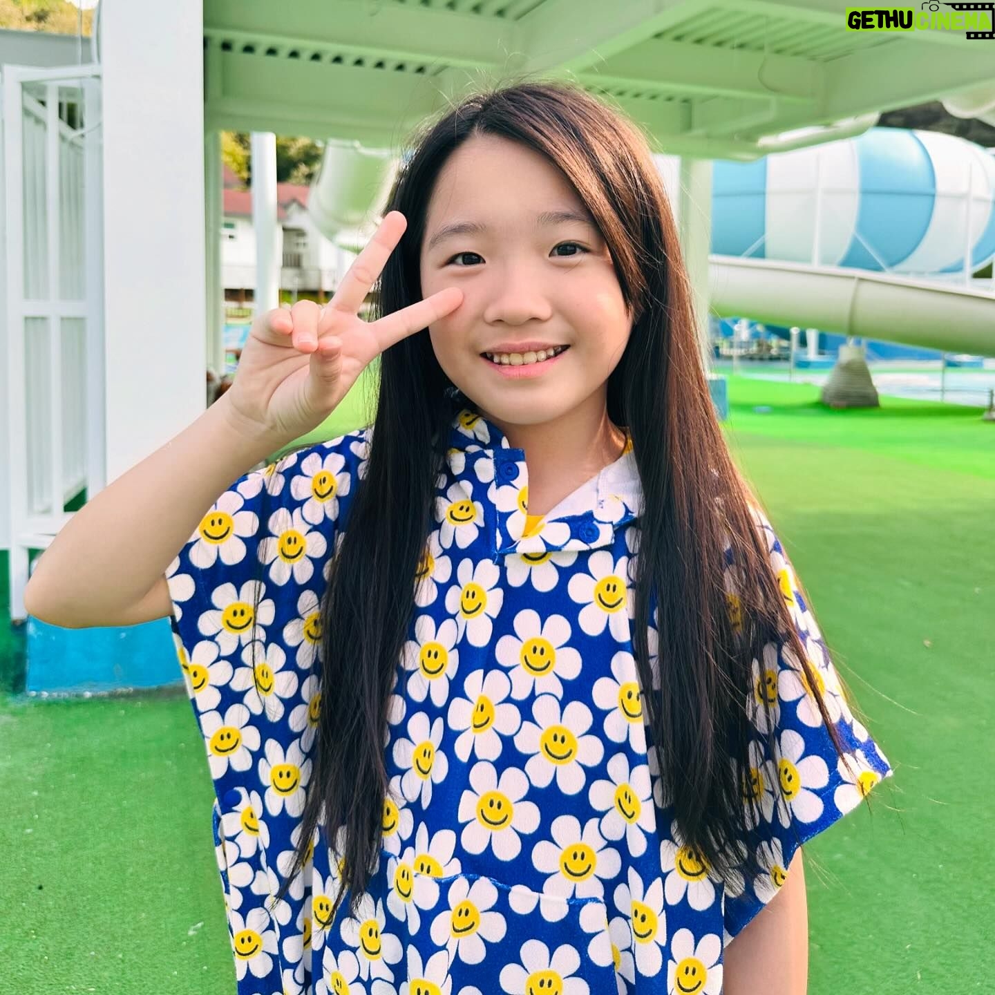 Ahn Se-bin - 1.1K Likes - 워터샷 썸머 패스티벌이 다가오는 계절 여름!! ☀️😎⛱️
다가올 개장시기에 맞춰 준비해야 할때가 왔어용 !!
대표적인 위글위글 브랜드의 디자인은
한번보면 잊혀지지가 않아 ’아이덴티티‘ 라고 하죠 ^^*
시즌에 맞춰 ‘스마일 위 러브 더플백’ 이 나와
다양한 활동과 편리함이 동시에!!
아웃포켓이 있어 물병과 간식을 넣고 다니기에 밴딩으로
안정감을 더해 안심되고,
우리아이 젖은상태로 돌아다니면 면역력 떨어지니
어딜가도 한 눈에 찾아 볼수있게
“ 타올지 비치 후드판초 필수템 아니겠냐구요!! ”
오후에는 선선하니 바람은 불어 감기 들지 않게 주위하고
준비 다 되었으면 우리 물놀이 하러 가요~~*^^*
🤿💦⛱️
📍위글위글
@wigglewiggle.official
Maximal Happiness!
wiggle-wiggle.com
#제품협찬 #위글위글 #티올지비치후드판초 #타올 #스마일위러브더블팩 #키즈 #필수 #wiggle #happiness #summer #smile #kids #reels #kidsstyle #waterpark #안세빈