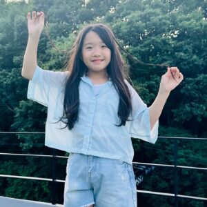 Ahn Se-bin Instagram - #협찬 @rou_celeb

올 여름을 시원하게 입은듯 안입은듯한 어떤 코디에도 예쁘게 소화 할 수 있는 데일리룩 

올 여름은  R10U 데일리룩으로 함께해요

예쁘게 입을 수 있는 #알텐유 상하의 

➜ 가슴 포켓 얇은 크롭 셔츠
➜ 데님  숏팬츠

비니가 착용사이즈: 상하의-150사이즈

@r10u_celeb
@r10u_official

#R10U #r10u주니어 #반팔바람막이 #아이돌셔츠 #숏팬츠 #무신사 #초딩룩 #초딩룩코디#10대데일리룩 #아동모델 #10대 #10대코디 #데일리룩 #쥬니어 #모델 #패션모델