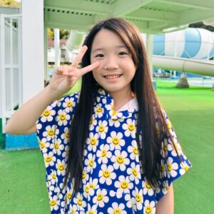 Ahn Se-bin Instagram - 워터샷 썸머 패스티벌이 다가오는 계절 여름!! ☀️😎⛱️
다가올 개장시기에 맞춰 준비해야 할때가 왔어용 !! 

대표적인 위글위글 브랜드의 디자인은 
한번보면 잊혀지지가 않아 ’아이덴티티‘ 라고 하죠 ^^*

시즌에 맞춰 ‘스마일 위 러브 더플백’ 이 나와 
다양한 활동과 편리함이 동시에!! 
아웃포켓이 있어 물병과 간식을 넣고 다니기에 밴딩으로 
안정감을 더해 안심되고,

우리아이 젖은상태로 돌아다니면 면역력 떨어지니 
어딜가도 한 눈에 찾아 볼수있게 
“ 타올지 비치 후드판초 필수템 아니겠냐구요!! ”

오후에는 선선하니 바람은 불어 감기 들지 않게 주위하고 
준비 다 되었으면 우리 물놀이 하러 가요~~*^^*
🤿💦⛱️

📍위글위글 
@wigglewiggle.official 

Maximal Happiness!
wiggle-wiggle.com

#제품협찬 #위글위글 #티올지비치후드판초 #타올 #스마일위러브더블팩 #키즈 #필수 #wiggle #happiness #summer #smile #kids #reels #kidsstyle #waterpark #안세빈