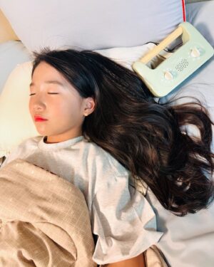 Ahn Se-bin Instagram - my little morphee 

프랑스육아법 마이리틀모페!! 

2020년 프랑스에서 시작해 현재, 약 70만 이상의 가정에서 사용하고 있는 키즈 오디오 세빈이도 듣고 있는데 평소 공부하던 내용이 나오면 두배 효과✨

- 192개의 다양한 창작 동화, 명상 세션 & 음악 ASMR이 내장
- 🇫🇷🇺🇸🇬🇧🇰🇷 전문 원어민 성우가 녹음한 128개의 창작 동화
- 명상 시 사용할 수 있는 32개의 명상 세션
- 마음을 안정시킬 수 있는 16개의 마음안정 음악
- 16개의 자연의 소리와 백색소음
- 듣기 선행으로 귀트영 도움 

아이들의 건강한 수면을 돕는 마이리틀모페 
'영국식 영어, '미국식 영어' 그리고 '프랑스어'가 지원되어, 자연스럽게 정확한 발음으로 외국어 듣기에 익숙해지는 마이리틀모페 

📍현대백화점 판교점, 더현대 서울점 마이리틀모페가 입점

@morphee.kr 

홈페이지➜www.morphee.co.kr
스토어➜ (https://smartstore.naver.com/apsunfit)

#협찬 #마이리틀모페 #📻 #France #mylittlemorphee #프랑스육아법 #우리아이 #원어민영어 #선생님 #키즈오디오 #외국어교육 #숙면 #명상 #영어교육 #분리수면 #3살아기 #꿀잠 #🇫🇷 #🇺🇸#🇬🇧 #🇰🇷 #정국 #jungkook #neverletgo #안세빈 #sebin