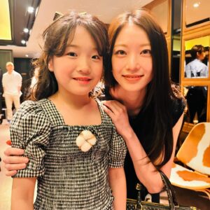 Ahn Se-bin Instagram - 프랜즈 시사회 대기실에서 인터뷰도 하고 
감독님과 배우님들께 안부도 전하며 사진도 남겼습니다 
전작품 소옆경 배우님들도 여전히 예쁘시고 멋지신데 
왠지 저만 시간이 흐르는 것 같았네요 ^^ 

#목화솜피는날 #신경수감독님 #공승연 배우님 #우미화 배우님 #강서하 배우님  #박하선 배우님 #이레 배우님 #박서연 배우님  #이일화 배우님  #김동수 배우님 #이우제 배우님 #최덕문 배우님  #안세빈 #응원릴레이