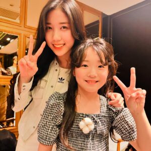 Ahn Se-bin Instagram - 프랜즈 시사회 대기실에서 인터뷰도 하고 
감독님과 배우님들께 안부도 전하며 사진도 남겼습니다 
전작품 소옆경 배우님들도 여전히 예쁘시고 멋지신데 
왠지 저만 시간이 흐르는 것 같았네요 ^^ 

#목화솜피는날 #신경수감독님 #공승연 배우님 #우미화 배우님 #강서하 배우님  #박하선 배우님 #이레 배우님 #박서연 배우님  #이일화 배우님  #김동수 배우님 #이우제 배우님 #최덕문 배우님  #안세빈 #응원릴레이