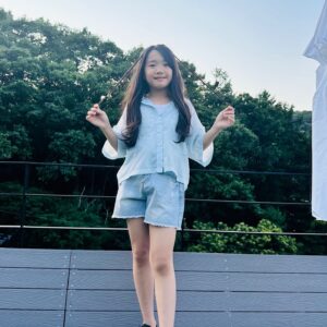 Ahn Se-bin Instagram - #협찬 @rou_celeb

올 여름을 시원하게 입은듯 안입은듯한 어떤 코디에도 예쁘게 소화 할 수 있는 데일리룩 

올 여름은  R10U 데일리룩으로 함께해요

예쁘게 입을 수 있는 #알텐유 상하의 

➜ 가슴 포켓 얇은 크롭 셔츠
➜ 데님  숏팬츠

비니가 착용사이즈: 상하의-150사이즈

@r10u_celeb
@r10u_official

#R10U #r10u주니어 #반팔바람막이 #아이돌셔츠 #숏팬츠 #무신사 #초딩룩 #초딩룩코디#10대데일리룩 #아동모델 #10대 #10대코디 #데일리룩 #쥬니어 #모델 #패션모델