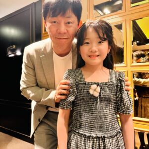 Ahn Se-bin Instagram - 프랜즈 시사회 대기실에서 인터뷰도 하고 
감독님과 배우님들께 안부도 전하며 사진도 남겼습니다 
전작품 소옆경 배우님들도 여전히 예쁘시고 멋지신데 
왠지 저만 시간이 흐르는 것 같았네요 ^^ 

#목화솜피는날 #신경수감독님 #공승연 배우님 #우미화 배우님 #강서하 배우님  #박하선 배우님 #이레 배우님 #박서연 배우님  #이일화 배우님  #김동수 배우님 #이우제 배우님 #최덕문 배우님  #안세빈 #응원릴레이