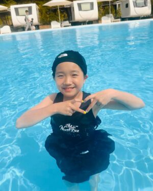 Ahn Se-bin Instagram - #광고 

세빈이가 좋아하는 여름 워터 스포츠 활동할 시기가 왔어요﹒∇﹒
이렇게 빠른 더위가 찾아오는건 활동 할 시간이 
더 많아 진다는거 아니겠어요 ᐢᗜᐢ

생각만해도 넘 좋아서 오뜨케~ ❥

오늘뿐만 아니라 앞으로 여행 계획 생각에 
세빈이는 기쁨 만끽중입니다 ˃̵ᴗ˂̵
 
세빈이가 착용한건 ‘UV차단 기능과 함께 피부 접촉시 시원함이 느껴지는 냉감소재로 제작된 노스페이스 키즈’ 걸즈 아이스 

롤리 탑 & 걸즈 서프사이드 레깅스 스커트!!

보자마자 너무 예쁘다며 자기가 원하던 크롭 이라며 행복해라 
합니다  ˃ᗜ˂

래쉬가드 집엎 안에 활용해서 입어도 되고 세빈이처럼 탑으로 
착용해 올 여름 우리 아이 예쁜 모습 한가득 담아 보아요~~ ^^ 
 

 ❀ 걸즈 아이스 롤리 탑

✔️신축성이 뛰어나며 가슴패드가 삽입되 
  워터 스포츠 활동이 편안함!

✔️래쉬가드 소재인 흡습속건 기능에 빠르게 건조!!

✔️워터 스포츠도 즐기면서 실내 스포츠인 스쿼시,
 배드민턴 운동할때도 다양한 활용으로도 유용!!!

❀ 키즈 서프사이드 스커트 레깅스

✔️레깅스가 부착된 스커트와 수영모 set 아이템

✔️거셋 안쪽으로 원단을 덧대어 착장시 편안함!

✔️신축성이 좋아 활동적인 워터 스포츠에 딱!
 

➜ 세빈이가 착용한 핏 / 150siz 

➜ 걸즈 아이스 롤리 탑 / NT7VQ01

➜ 키즈 서프사이드 스커트 레깅스 / NF6KQ02

@thenorthfacekids_kr
 
#노스페이스 #노스페이스키즈 #걸즈아이스롤리탑 #걸즈서프사이드스커트레깅스 #키즈래쉬가드 #키즈래시가드 #남아래쉬가드 #여아래쉬가드 #키즈래쉬가드추천 #키즈수영복 #남아수영복 #여아수영복 #키즈수영복추천 #키즈여름코디 #키즈코디 #키즈룩 #키즈옷 #키즈스타일 #키즈코디 #키즈데일리룩 #키즈패션 #초등학생패션 #물놀이코디 #수영장코디 #여름코디