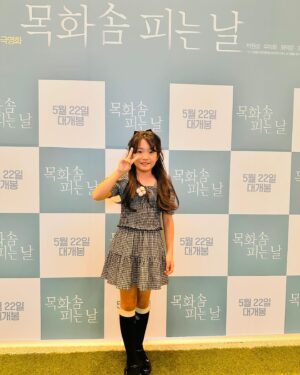 Ahn Se-bin Instagram - #목화솜피는날 #영화 #시사회 #안세빈 #응원릴레이

세빈이는 감정이입이 되서 그런지 
영화속 아버지가 망가진 세월호 안에 들어가 누워 계실때 
많이 울더라구요 언니오빠들 시간이 멈춘것처럼 
경은언니 아버지도 시간이 멈춰있는것 같다고 ..

근데 정말 세월호 냐며 묻고도 하면서 
다 끝나고는 가는 길에 얘기를 했어요 세빈이 수학여행 갈때 
엄마도 따라 가야 겠다고 하니까 엄마 따라오면 안된다고 
혹시 사고라도 나면 엄마라도 잘 살아야지 왜 따라오냐고 
다시는 이런일이 반복 되서는 안된다며 같이 얘기하는 
시간을 갖았습니다 

‘목화솜 피는날‘ 영화 
감독님 시사회에 초대해주셔서 감사합니다 
 

#신경수감독님 #박원상 배우님 #우미화 배우님 #조희봉 배우님 #최덕문 배우님  #이지원 배우님  #박서연 배우님