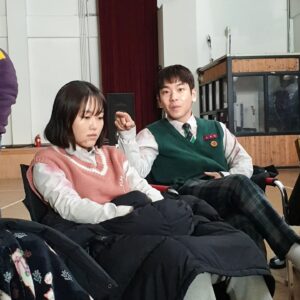 Ahn Seung-gyun Instagram - 효령이의 멍 따라잡기.
#지금우리학교는 #netflix #allofusaredead