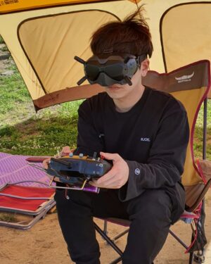 Ahn Seung-gyun Instagram - 슈웅~?
#지금우리학교는 #netflix #allofusaredead