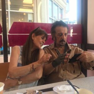 Ahoo Kheradmand Instagram - ورق بزنید 
همکار دوران نوجوانیم،دوست دوره جوانیم و رفیق میانسالی ام
مسعود اسداللهی هم رفت و مرا با یاد وخاطراتش تنهایم گذاشت.☘️
#مسعوداسداللهى #گارگردان #فیلمنامه_نویس #بازیگر #تلویزیون #لوس_انجلس #شو_تلویزیونی #آدم_و_حوا #طلاق