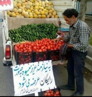 Ahoo Kheradmand Instagram - انسانیت را هنوز می‌توان در کوچه پس کوچه های بی نیازی دل‌های مهربان یافت.💕❤️❤️
#مهربانی #بی_نیازی #بازار #ایران #دعای_خیر #کوچه_بازاری #کوچه_پس_کوچه_های_تهران #آهوخردمند 
#streetstyle #streetphotography #streetart #photography #photooftheday #pictureoftheday #picture #market #ahookheradmand #hi_vancouver #farmersmarket #istanbul #turkey #kindness