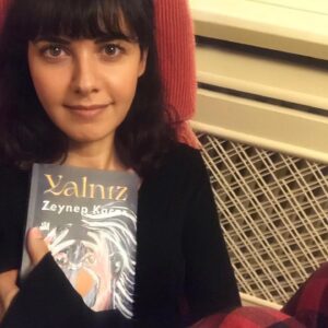 Ahu Türkpençe Instagram - Sanırım kelimeler yetmeyecek bu kitabı nasıl sevdiğimi anlatmaya. Resmen nefesimi tutarak okudum! Kocaman bir kalp sızısı ve inadına bir umut ... Zeynep Kaçar’ın kitabı YALNIZ’ı okuyun, ama mutlaka okuyun 💕💕💕 Ellerine, yüreğine, kalemine sağlık @kesinbilgi 🙏🏻🙏🏻🙏🏻