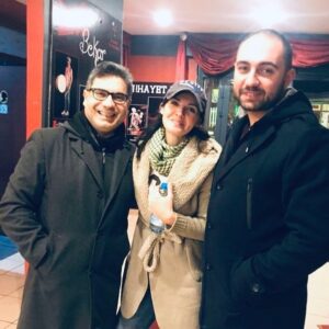 Ahu Türkpençe Instagram - Bu akşam yine çok güldük. Duru Tiyatro’nun güzel seyircilerine sonsuz teşekkürler 💕🙏🏻💕 Bu arada arkadaşlarla birlikte gülmek de ayrı bir keyifliydi 🦋🎉🦋 Hepinizin ayağına sağlık🙏🏻🙏🏻