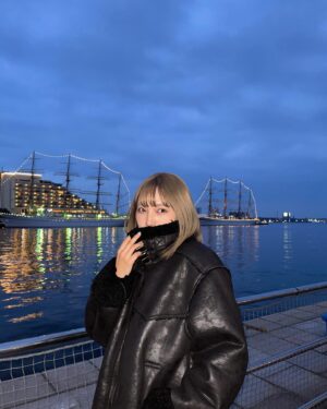 Ai Hayase Instagram - ･
･
･
わたくしの一軍アウター
唯一無二な生地感がたまらんのです ✌︎
･
･
･