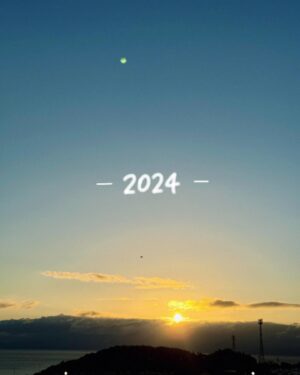 Ai Hayase Instagram - ･
･
･
2024
新年明けましておめでとうございます🐉

地元で見た初日の出は焦らしの達人でしたよ

今年はどんな事が待っているんだろうと
期待と不安を抱えながら迎えた新年ですが、
これから待ち受けているもの一つ一つを抱きしめて、認めて、進んでいけたらと思います。

ちょいと真面目なこと言うとりますけども

今年もみんなと一緒に笑顔と愛溢れる一年にするからね！！！
2024年も何卒宜しくお願い致します！☺︎

皆さんにとっても素敵な一年になりますように．
･
･
･