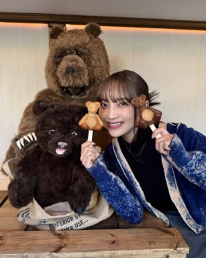 Ai Hayase Instagram - ･
･
･
よるのブランチ

くまのドーナツ可愛いし美味しかった🧸
初めてリボンメイクしたけど簡単に可愛くなれちゃうから
みんなも試してみてね🎀

OCTPATHの皆さん、すごく仲良しでインタビューも盛り上げて下さって、最高のパフォーマンスも披露して下さいました！

来週も観てね〜
･
･
･
 #よるのブランチ
