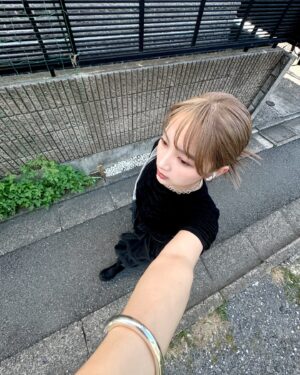 Ai Hayase Instagram - ･
･
･
最近めっちゃ歩くのよ
仕事終わりに全然知らない道歩いたりしちゃうのよ
音楽聴きながら何も考えずぽけーっと🕴
･
･
･