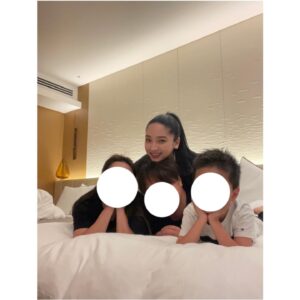 Ai Hayase Instagram - ･
･
･
めりくりいぶ〜🎅🏻という事は
パパちゃんのお誕生日なのです〜

実家帰る時は隠れてパパ脅かすのが恒例行事
最近は危険を察知するのかバレる時も少々
私パパちゃんの背中好きなのよね〜
苦しいながら何人も乗せてくれるんです
1枚目の速瀬は小学生くらいかなぁ
乗るとより偉大さを感じるのよ〜

帰ったらパパの背中でゴロゴロしよーっと🕺🏻

いつもありがとうらびゅ〜🎅🏻♥️