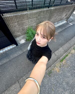 Ai Hayase Instagram - ･
･
･
最近めっちゃ歩くのよ
仕事終わりに全然知らない道歩いたりしちゃうのよ
音楽聴きながら何も考えずぽけーっと🕴
･
･
･