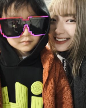 Ai Hayase Instagram - ･
･
･
愛しの弟が9歳に🫶🏻

この前まで3歳とかだったよね？？？成長早いね？？？

世界で一番幸せでいてくれたらそれでいいさっ
あと一生ねぇねって呼んでくれたらそれでいい。笑

愛してるじょ〜🥰🥰🥰
･
･
･