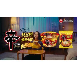Ai Hayase Instagram - ･
･
･
農心ジャパン「辛ラーメン焼きそばシリーズ」
 
CM解禁致しました〜！！！
 
辛ラーメンの旨辛な味はそのままで麺は細いのにもちもちしてるの！ソースがよく絡んでたまらんのよ
具材にかまぼこ入ってるんだけど”辛”って書かれてて
めちゃ可愛いよ🫶🏻
辛ラーメン焼きそばチーズは濃厚なチーズですーんごいまろやかになるから辛いの苦手な方もお楽しみ頂けるかと！
 
 
大っっっ好きな辛ラーメンのお仕事に携われるだけで
幸せなのに、撮影が誕生日の次の日だったからお祝いもして頂きました😭あぁ、なんて幸せ者、、、
 
 
みんなー！！！
辛ラーメン焼きそば、食べたよ報告待ってるよー！🕺🏻
･
･
 #PR #辛ラーメン  #辛ラーメン焼きそば