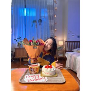 Ai Hayase Instagram - ･
･
･
農心ジャパン「辛ラーメン焼きそばシリーズ」
 
CM解禁致しました〜！！！
 
辛ラーメンの旨辛な味はそのままで麺は細いのにもちもちしてるの！ソースがよく絡んでたまらんのよ
具材にかまぼこ入ってるんだけど”辛”って書かれてて
めちゃ可愛いよ🫶🏻
辛ラーメン焼きそばチーズは濃厚なチーズですーんごいまろやかになるから辛いの苦手な方もお楽しみ頂けるかと！
 
 
大っっっ好きな辛ラーメンのお仕事に携われるだけで
幸せなのに、撮影が誕生日の次の日だったからお祝いもして頂きました😭あぁ、なんて幸せ者、、、
 
 
みんなー！！！
辛ラーメン焼きそば、食べたよ報告待ってるよー！🕺🏻
･
･
 #PR #辛ラーメン  #辛ラーメン焼きそば