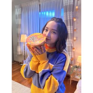 Ai Hayase Instagram - ･
･
･
農心ジャパン「辛ラーメン焼きそばシリーズ」
 
CM解禁致しました〜！！！
 
辛ラーメンの旨辛な味はそのままで麺は細いのにもちもちしてるの！ソースがよく絡んでたまらんのよ
具材にかまぼこ入ってるんだけど”辛”って書かれてて
めちゃ可愛いよ🫶🏻
辛ラーメン焼きそばチーズは濃厚なチーズですーんごいまろやかになるから辛いの苦手な方もお楽しみ頂けるかと！
 
 
大っっっ好きな辛ラーメンのお仕事に携われるだけで
幸せなのに、撮影が誕生日の次の日だったからお祝いもして頂きました😭あぁ、なんて幸せ者、、、
 
 
みんなー！！！
辛ラーメン焼きそば、食べたよ報告待ってるよー！🕺🏻
･
･
 #PR #辛ラーメン  #辛ラーメン焼きそば