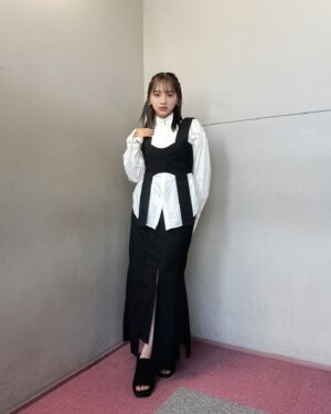 Ai Hayase Instagram - ･
･
･
6/1 王様のブランチ衣装‎🤍🖤

もう6月だなんて早いね〜
沢山笑って素敵な月初めになりましたとさっ ︎︎︎︎︎☺︎

･
･
･
シャツ
@_vacancy_official

ビスチェ・スカート
@musubore_official

サンダル
@labelleetude_official
･
･
･