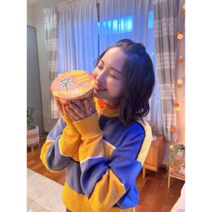 Ai Hayase Instagram - ･
･
･
農心ジャパン「辛ラーメン焼きそばシリーズ」
 
CM解禁致しました〜！！！
 
辛ラーメンの旨辛な味はそのままで麺は細いのにもちもちしてるの！ソースがよく絡んでたまらんのよ
具材にかまぼこ入ってるんだけど”辛”って書かれてて
めちゃ可愛いよ🫶🏻
辛ラーメン焼きそばチーズは濃厚なチーズですーんごいまろやかになるから辛いの苦手な方もお楽しみ頂けるかと！
 
 
大っっっ好きな辛ラーメンのお仕事に携われるだけで
幸せなのに、撮影が誕生日の次の日だったからお祝いもして頂きました😭あぁ、なんて幸せ者、、、
 
 
みんなー！！！
辛ラーメン焼きそば、食べたよ報告待ってるよー！🕺🏻
･
･
 #PR #辛ラーメン  #辛ラーメン焼きそば