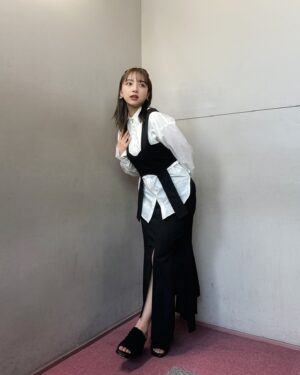 Ai Hayase Instagram - ･
･
･
6/1 王様のブランチ衣装‎🤍🖤

もう6月だなんて早いね〜
沢山笑って素敵な月初めになりましたとさっ ︎︎︎︎︎☺︎

･
･
･
シャツ
@_vacancy_official

ビスチェ・スカート
@musubore_official

サンダル
@labelleetude_official
･
･
･